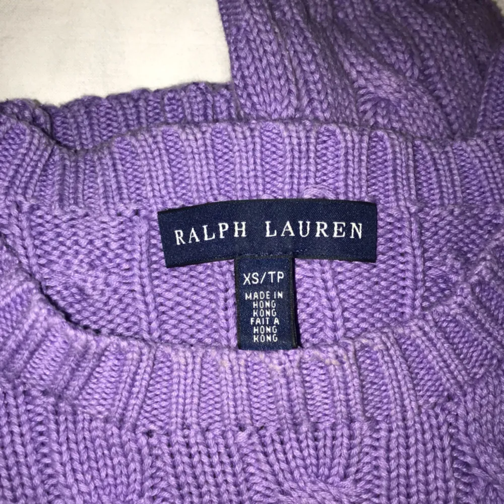 Säljer jätte fin lila (julianna) kabelstickad tröja från Polo Ralph Lauren i storlek XS. Nypris 1199kr. Knappt använd, säljs pga används inte. Modellen kommer från zalando kan se mer passform. . Tröjor & Koftor.