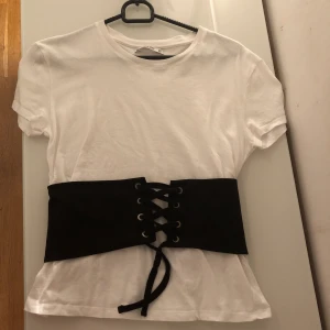  - Köpt i somras, oanvänd! Jag är en XS men denna sitter bra även för mig trots M, liten i storleken.   Justerbart midjekorsett! 