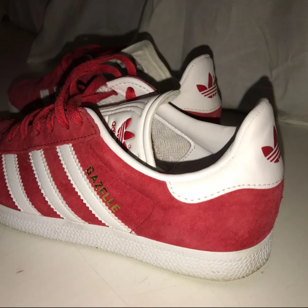 Röda adidas Gazelle sneakers, använda ca 2 gånger. Som nya och hur fina som helst! Säljer för att jag inte får någon användning av dom. . Skor.