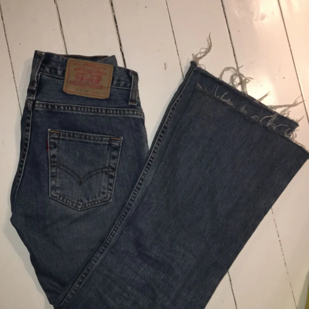 Utsvängda jeans från Levis. Tyvärr fel storlek för mig... De är avklippta, passar mig som är runt 160cm. Köparen står för frakt💋. Jeans & Byxor.