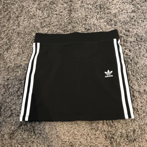  - Adidas kjol (äkta) helt ny, oanvänd, toppen skick!  Den är för stor för mig