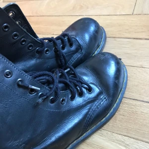 - Vintage Dr. Martens i storlek 35. Litet slitna men går såklart att putsa upp! 🌸