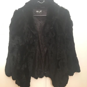  - Jacka i äkta kaninpäls från hollies som jag köpte för 6995 kronor. Mycket fint skick, knappt använd.  Skickar flera bilder vid intresse.  Ses i sthlm, huddinge. Skickas till dig om du inte kan mötas. 