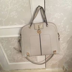  - En helt ok stor väska från River Island som enbart använts två gånger. Svag missfärgning på vänstra sidan, därmed ett så reducerat pris. Färgningen syns knappt i verklighet och väskan ser därmed ut att vara i extremt bra skick!