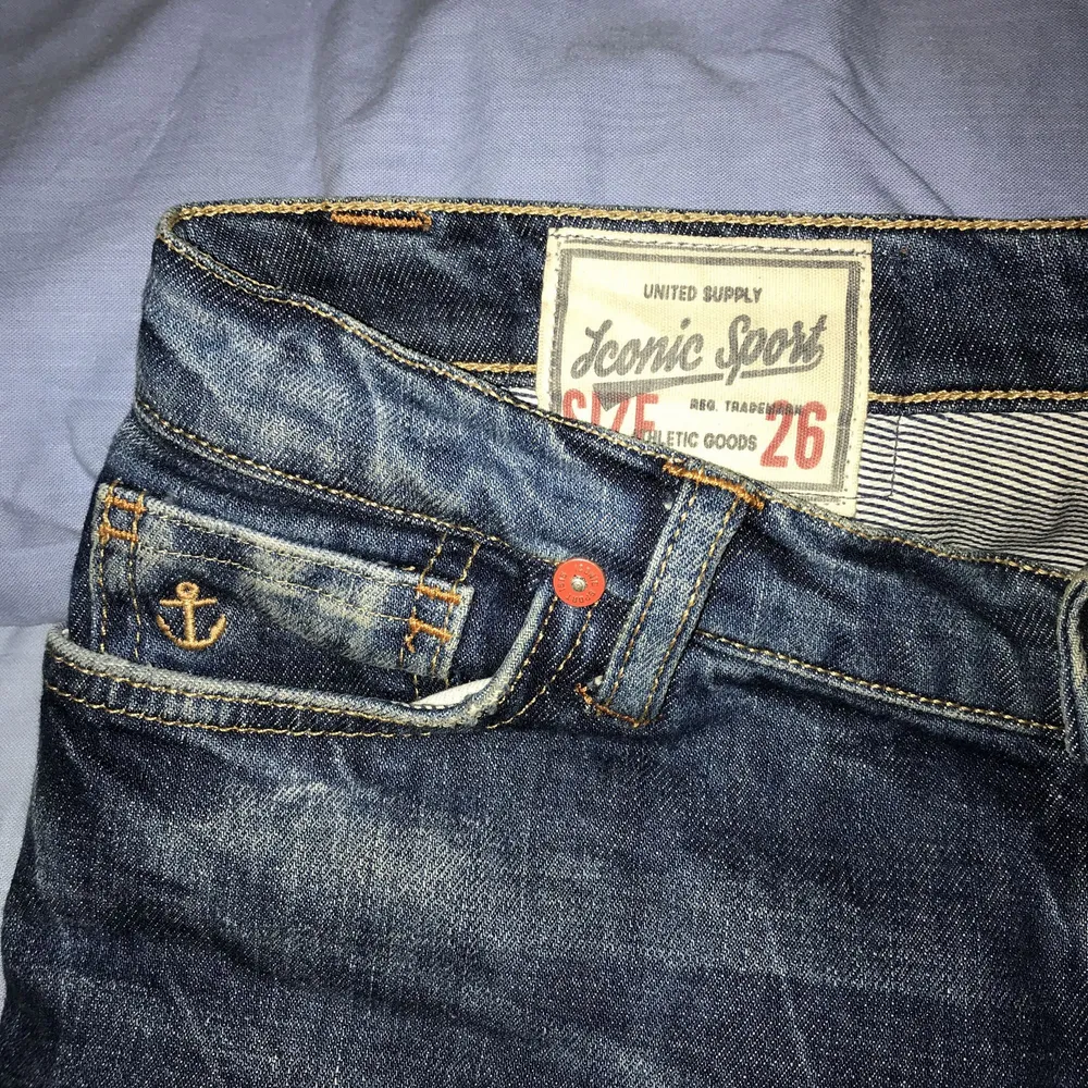 Boyfriend jeans från lager 157, ca 2 år gamla. Knappt använda, ca 3-4ggr.  Storleken är 26 i midjan, vet ej om längden men de är långa på mig som är 1.57m. De har hål på frammen som är gjorda med byxorna, även lite slitage aktigt gjort på baksidan. Annars jätte fina och hela. Pris kan diskuteras, vill bli av med dem men de kostade 600 orginal. . Jeans & Byxor.