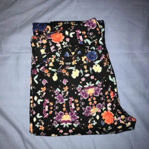  - Dessa är bara provad i butik för mer än 3 år sedan, inte använda sedan dess.  Storlek: 26 demicurve men vet inte vad det är för längd. jag är ca 1.60 och de är för långa för mig.  Inget trasigt eller slitage.