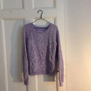  - Kabelstickad tröja från hm.  Passar XS och S.