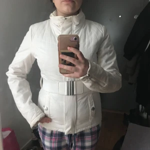 - Vit jacka från stradivarius 