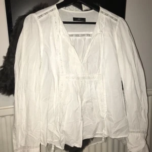  - Blus från Day et Mikkelsen. Bra skick med fina detaljer. Frakt tillkommer. Tar swish
