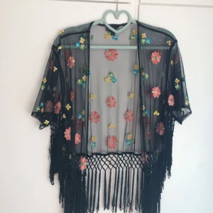  - Blommig kimono, använd ett fåtal gånger från Topshop.