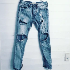  - Fear of god kopior, säljes då de inte längre används.  De har en reva i ett av hålen (vid fickan, se bild 3) son gör att hålet blivit större än vad det var från början. Köparen står för frakten