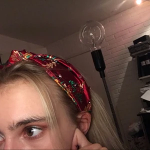  - Underbart diadem, har tyvärr lite för tunt hår för att kunna bära upp det riktigt:(  Köparen står för eventuell frakt❤️