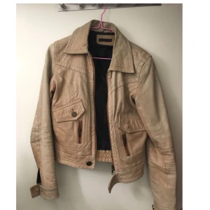  - En bra jacka i äkta skinn från Carlings. Den har några skavanker, slitage på axlarna och en vit målarfläck på ena ärmen, därav det billigare priset. Se gärna mina andra annonser, garderobsrensning denna vecka. 
