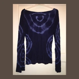  - Real cute tröja från Humana i Sthlm! Blå med ett wavy möster i stretchigt mjukt material🦋🦋🦋 Frakt betalas av köparen elr så möts vi upp i Stockholm! 