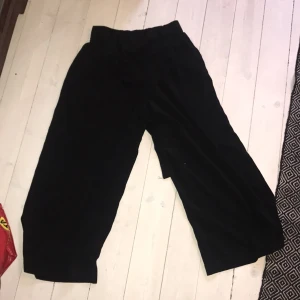  - Tre-kvartsbyxor från Zara med knytning i midjan