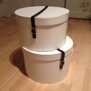  - Två st hattlådor/hattaskar, inköpta på Granit. Kan skicka fler bilder och måtten om så önskas :)