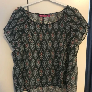  - Söt, transparent blus. Strl S, men passar M också. Frakt tillkommer