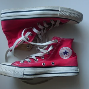  - Röda converse, nästan oanvända! 