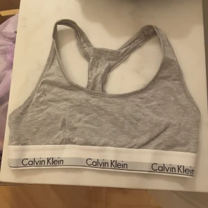 - Top från Calvin Klein i storlek M