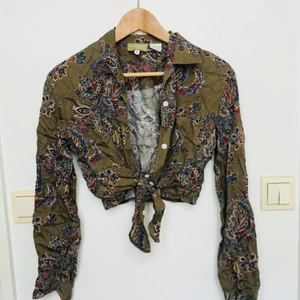  - Knytbar kort skjorta med härligt mönster köpt på beyond retro. Ursäkta skrynklet men jag äger inget strykjärn 🙈