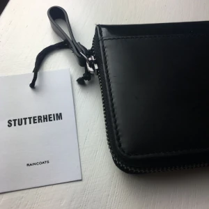  - Svart pånbok från STUTTERHEIM, helt ny. 