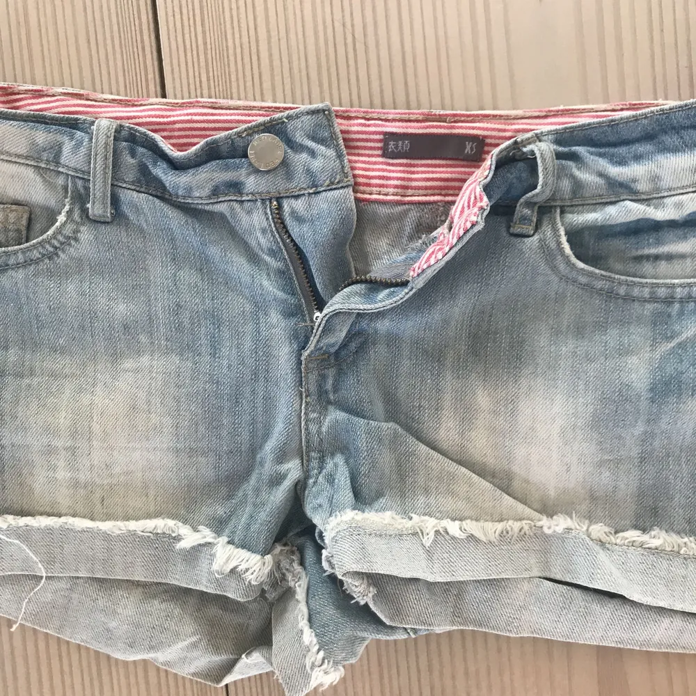 50kr för båda! +35kr frakt! Supersnygga jeansshorts till sommaren! Låga där fram o sitter snygg över gumpen😉😍 Hade dem passar hade jag haft kvar dem! . Shorts.