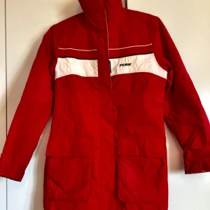  - Säljer en Peak Performans röd jacka med vita detaljer! Passar perfekt till våren! Den går över rumpan och är ingen midje jacka! Finns inte att få tag på längre!  Frakten står köparen för! 