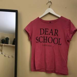 Rosa t-shirt från New Yorker med texten ”Dear school I hate you ;)” använd ett fåtal gånger. Tar swish eller kontanter. Kan mötas upp i Östersund annars så betalar köparen själv för frakt!😊 skicka meddelande om du har några andra frågor!