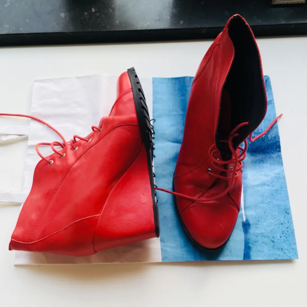 Ett par asläckra och tokiga kilklacksboots i rött (äkta) läder! Sparsamt använda, fint skick! Köparen betalar frakt (skrymmande) eller möter upp i centrala Gbg! . Skor.