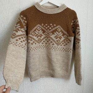  - Superjättefin stickad tröja!  Älskar den men den börjar bli lite liten. Frakt ligger på ungefär 50 kronor om den inte hämtas i Karlstad!  Knappt använd. Ansvarar inte för postens slarv :)