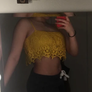  - Gul crop top från pimki. Aldrig använd prislappen fortfarande på. Original pris 160kr. Jag har stl S och den passar mig. Första bilden har den sanna färgen. 