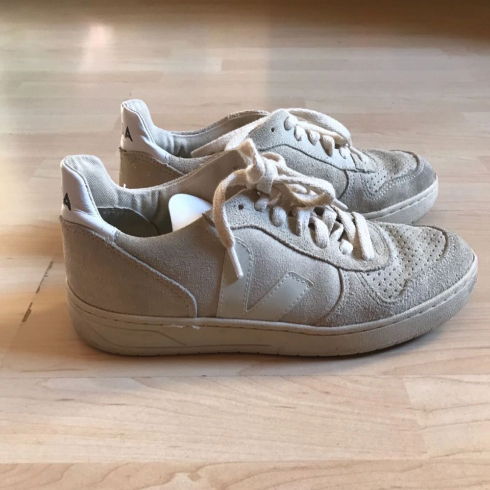 Very new Veja sneakers of ivory colour. A bit dusty but easily cleaned. Unfortunately one size too small for me. They fit perfectly for a size 37. . Skor.