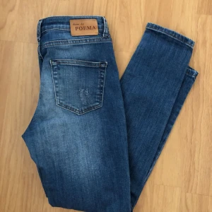  - Slitna jeans som är i ett bra skick