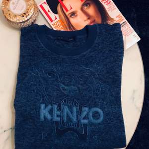 Fin kenzo fake tröja i storlek medium, använd ca 2 gånger så i väldigt bra skick. Frakt tillkommer på 70 kr. 