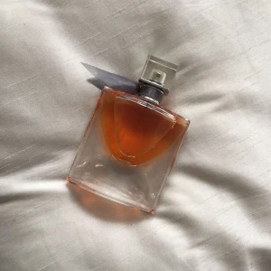  - La vie est belle av Lancome. 50 ml nästan helt full. Frakt tillkommer. Nypris på kicks är 835kr