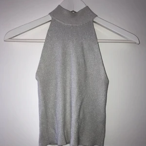  - Ljusblå/silver topp från Gina Tricot, använd en gång. Frakten är inkluderad i priset.