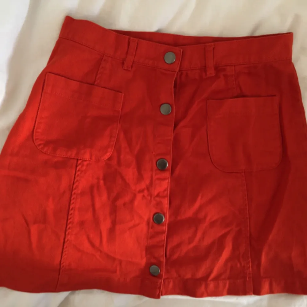 A new Monki skirt. Never worn, in a great condition. Fits with everything and in a nice red color 🎈. Kjolar.