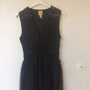 Liten svart klänning, använd ett fåtal gånger och är i bra skick. Köpt från Nelly.com
