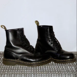  - Dr. Martens i klassisk modell, stlk 38. Enbart använda enstaka gånger. I mycket fint skick. Nypris 1200 kr. 
