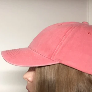  - Fin keps. +35 för frakt 