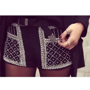 Balmain-inspirerade shorts från Bik Bok i storlek S. Aldrig använda utan bara testade. Säljes eller bytes mot ett par i storlek L-XL ✨. (Bilderna är lånade från queen Kenza)