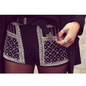  - Balmain-inspirerade shorts från Bik Bok i storlek S. Aldrig använda utan bara testade. Säljes eller bytes mot ett par i storlek L-XL ✨. (Bilderna är lånade från queen Kenza)