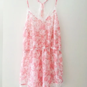  - ✨ Supersöt pyjamasbyxdress ✨ Använd typ 3 gånger ✨ Storlek L men skulle säga att den passar S/M ✨ Betalning via swish & jag fraktar