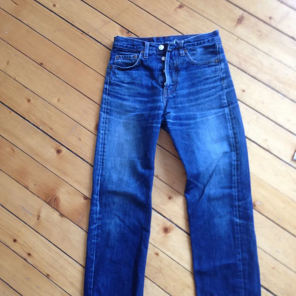 Skitsnygga 501:or i sliten blå tvätt från second hand i Amsterdam. Säljer pga för små i höfterna! . Jeans & Byxor.