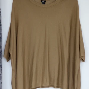  - Härlig begie/brun tröja från H&M i luftig modell, storlek XS. Viskos- och akrylblandning. Sparsamt använd. Kan skicka originalbilderna för att tydligare se helheten.  Köparen står för frakt.
