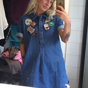  - En festlig skjorta/klänning. Passar storlek XS-M.  Jag är 164 cm och den räcker mig ungefär precis ovanför knäna.  Kan mötas upp i Norrköping/Kalmar, annars står köparen för frakt! 🤗