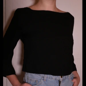  - Svart blus med dragkedja som detalj i ringningen! Super snygg och i ett rörligt lätt material! Aldrig använd! Kan mötas i Stockholm, annars står köparen för eventuell frakt.