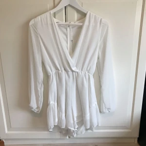  - Vit jumpsuit i storlek S från DM retro. Endast använd en gång. Nypris ca. 600kr
