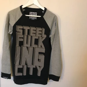  - Säljer min älskade tröja från Drop Deads äldre kollektion. Tryck både fram och bak. Fint skick och finns inte att köpa längre. Pris kan diskuteras vid snabb affär!