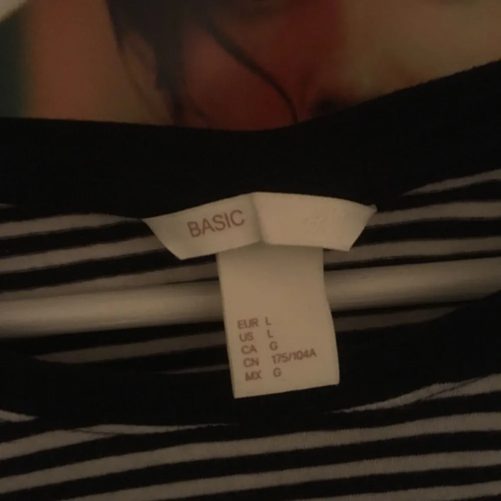 En knappt använd snygg tisha från HM med bröstficka. T-shirts.